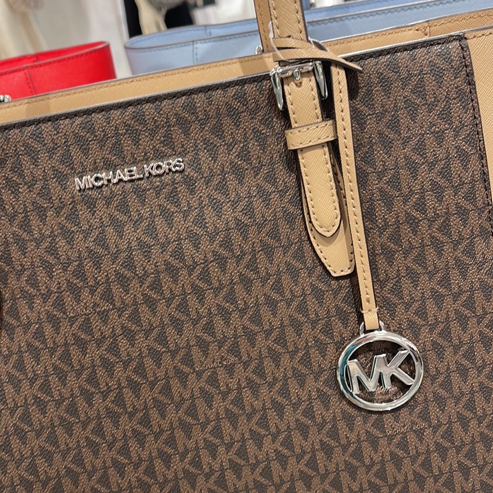 MICHAEL KORS GILLY LARGE DRAWSTRING TRAVEL TOTE SIGNATURE Camel
NWT
NWT - Picture 15 of 16